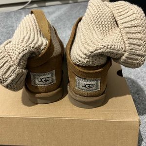 Knitted uggs